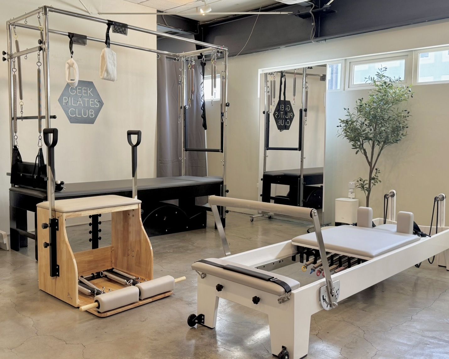 GEEK PILATES CLUB* 札幌スタジオ。リフォーマー、チェア、キャデラックが並ぶ店内